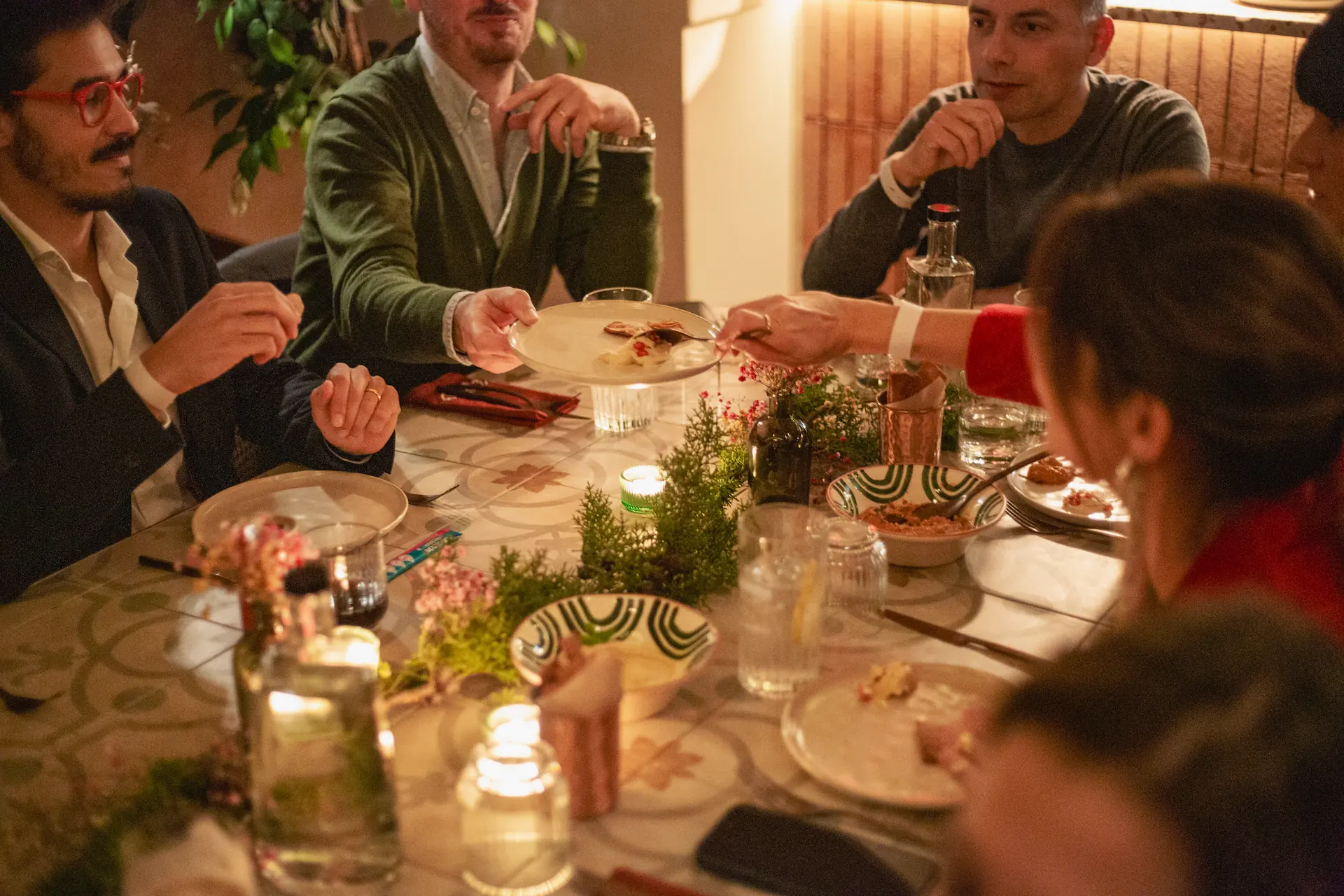 Friends gathering around the table at Maída